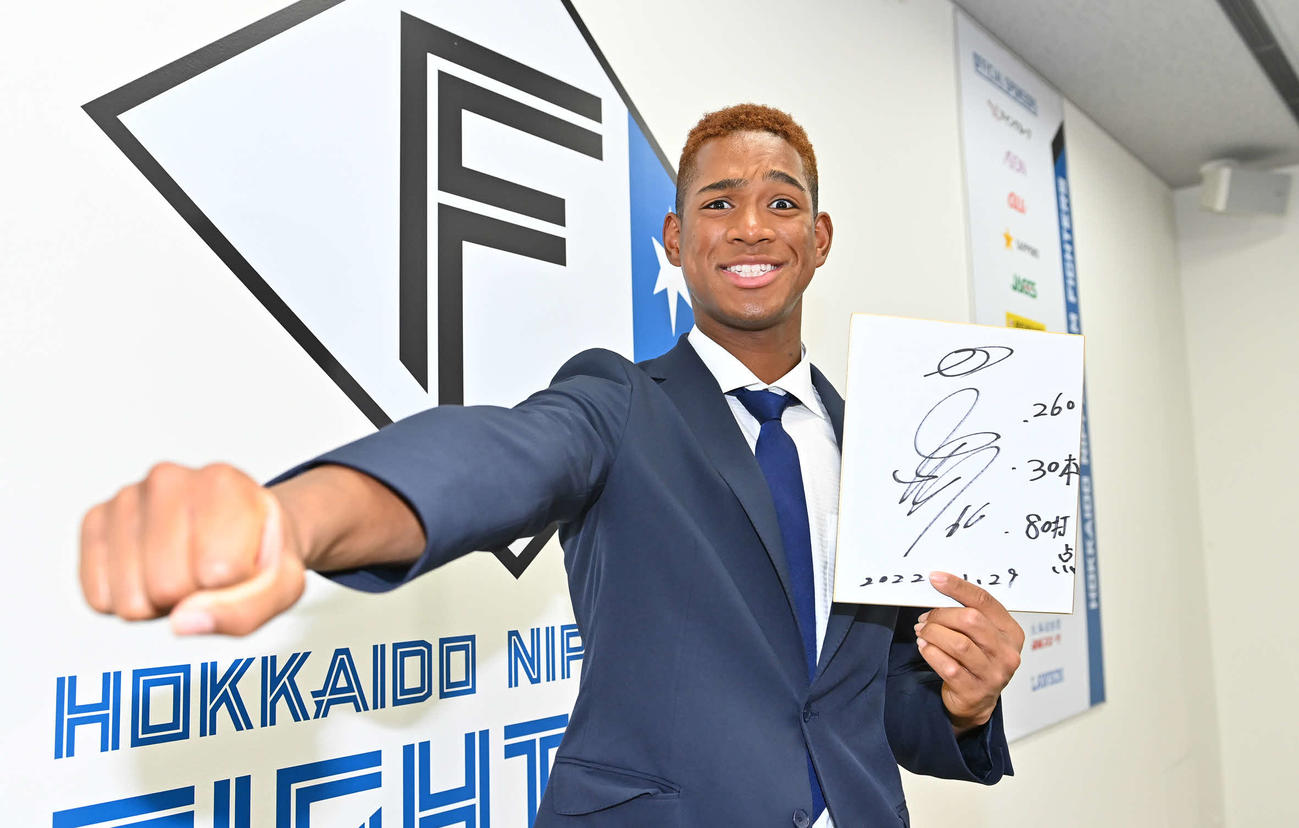 今季の目標を記した色紙を手にポーズする日本ハム万波（代表撮影）