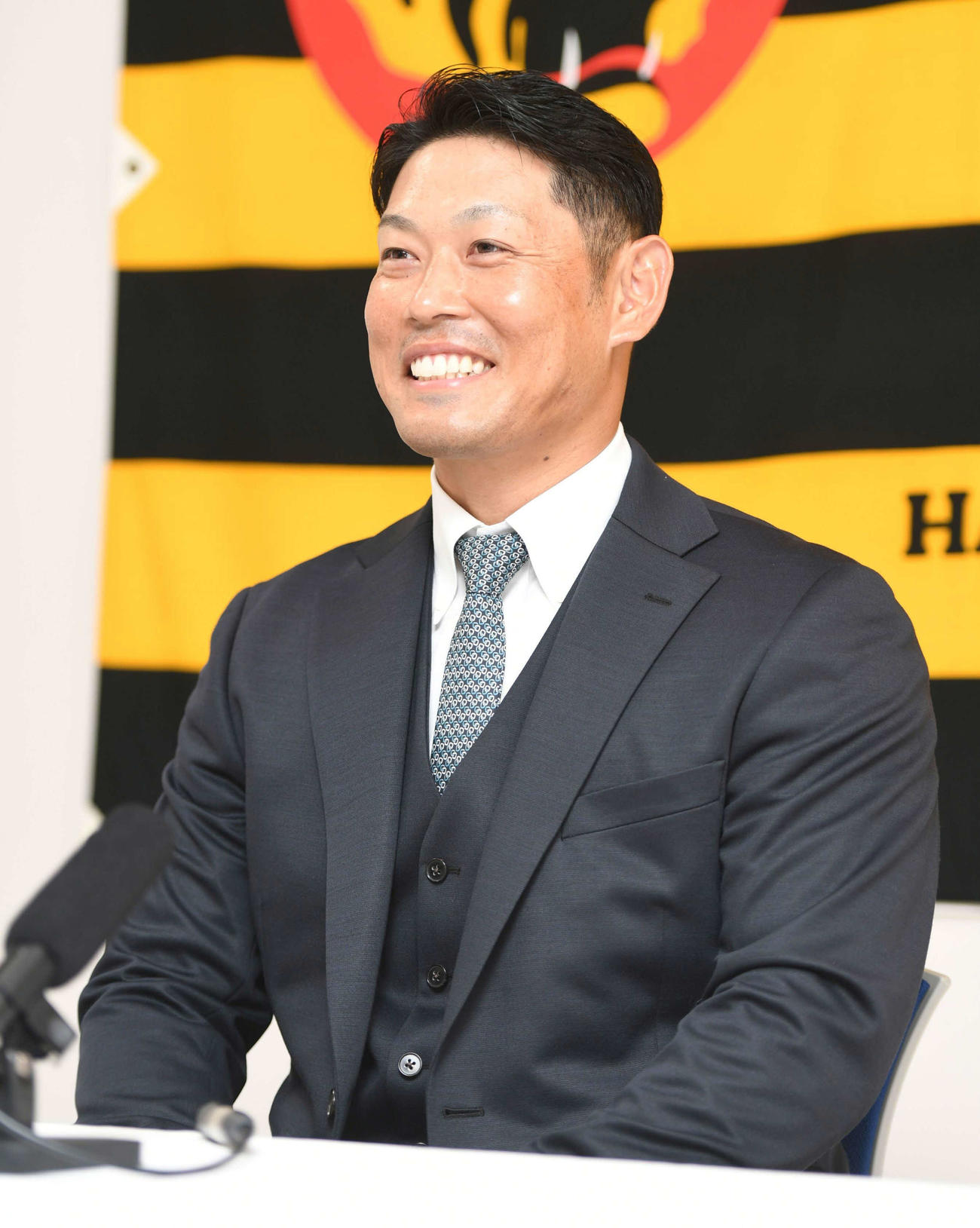勝負強い打撃が評価を受け笑顔で会見を行う阪神原口（代表撮影）
