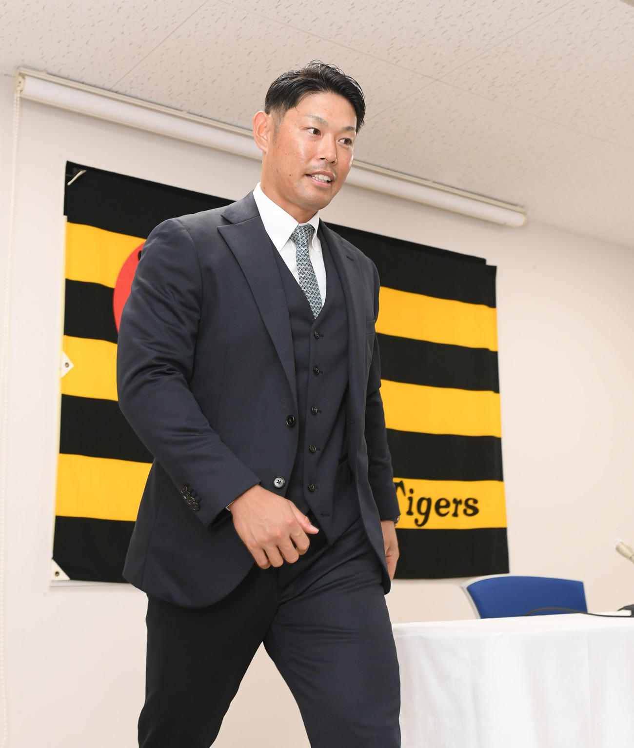 契約更改後の取材を終え、部屋を後にする阪神原口（代表撮影）