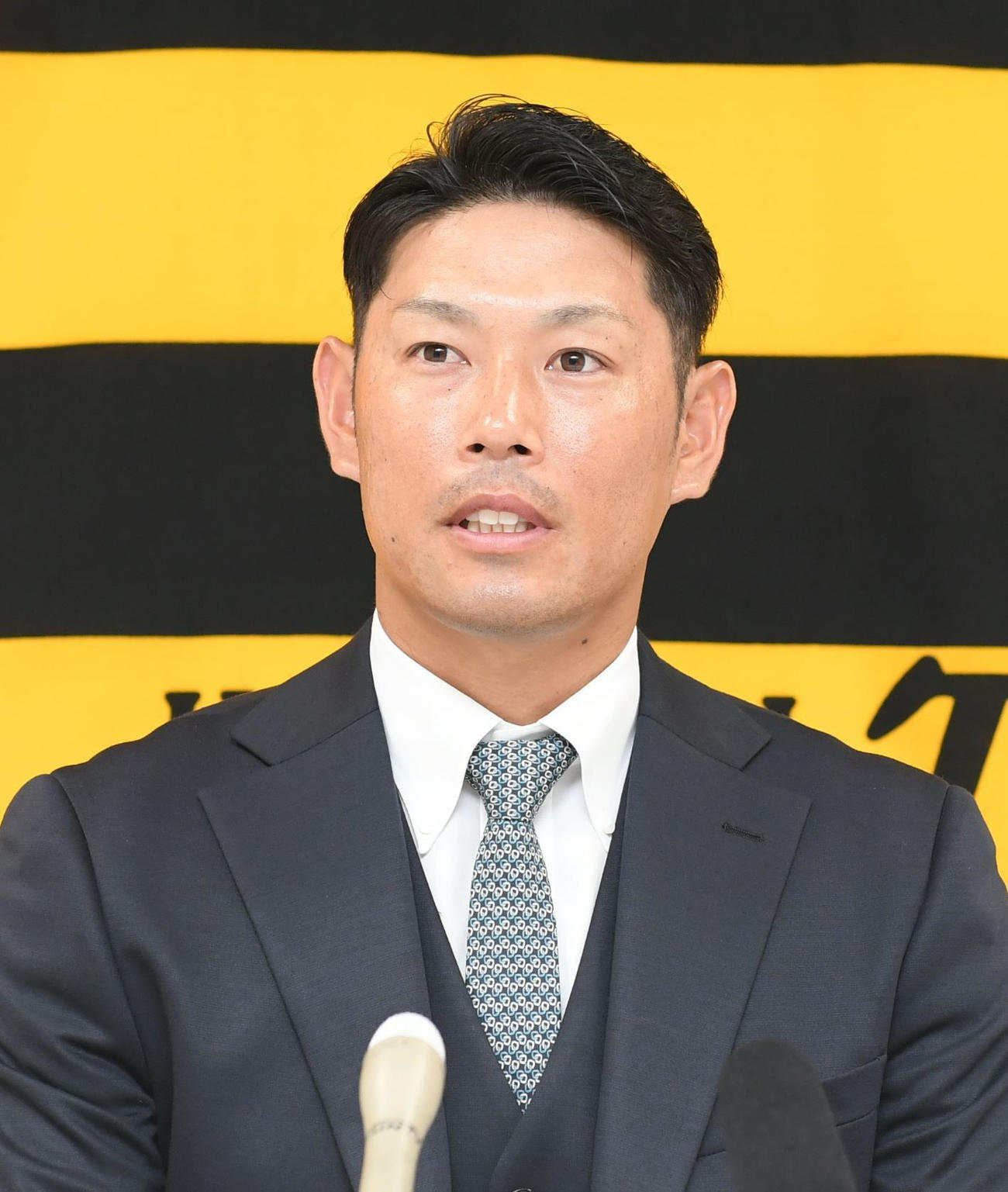 契約更改を終え、取材に応じる阪神原口（代表撮影）