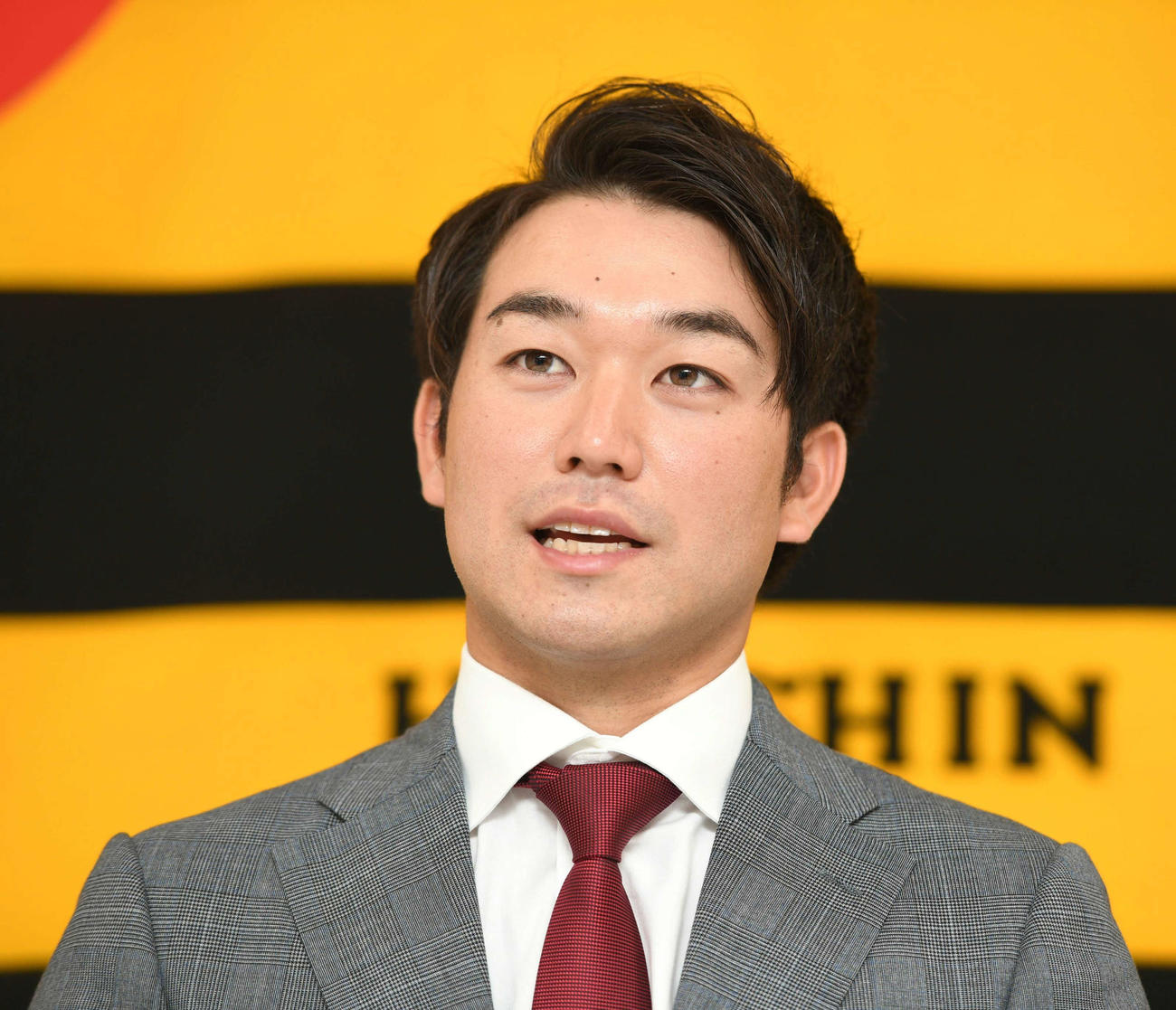 シーズン中は二塁レギュラー定着などで86試合に出場しアップで契約を更改した阪神山本（代表撮影）
