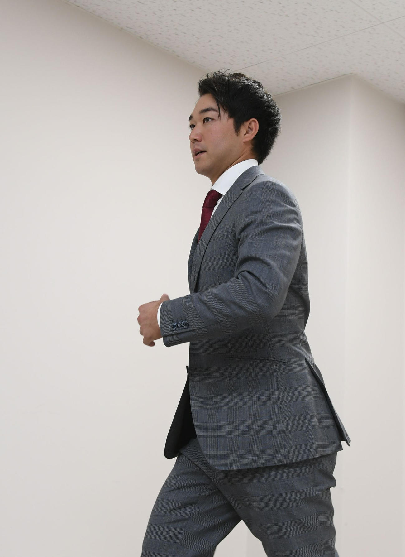 契約更改後の取材を終え、部屋を後にする阪神山本（代表撮影）
