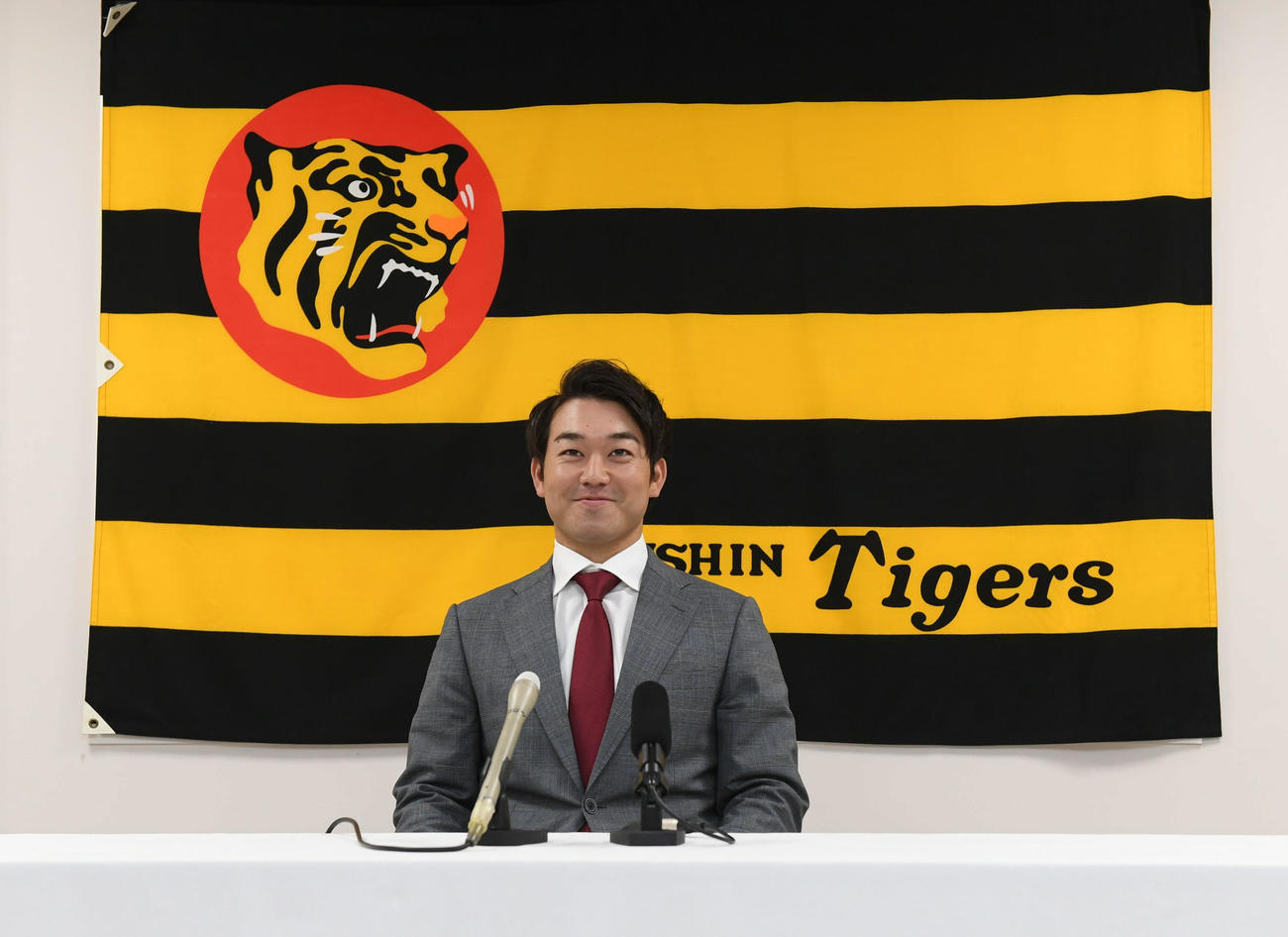 契約更改を終え、笑顔で取材に応じる阪神山本（代表撮影）