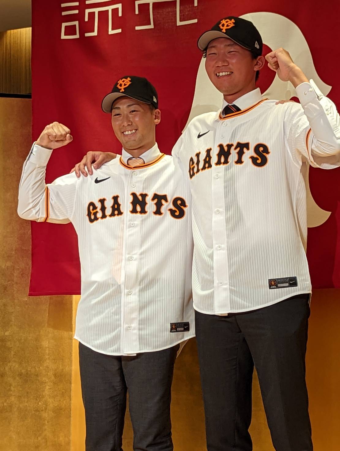 入団会見を行った巨人ドラフト3位の田中千晴投手（右）と同5位の船迫大雅投手（撮影・三須一紀）
