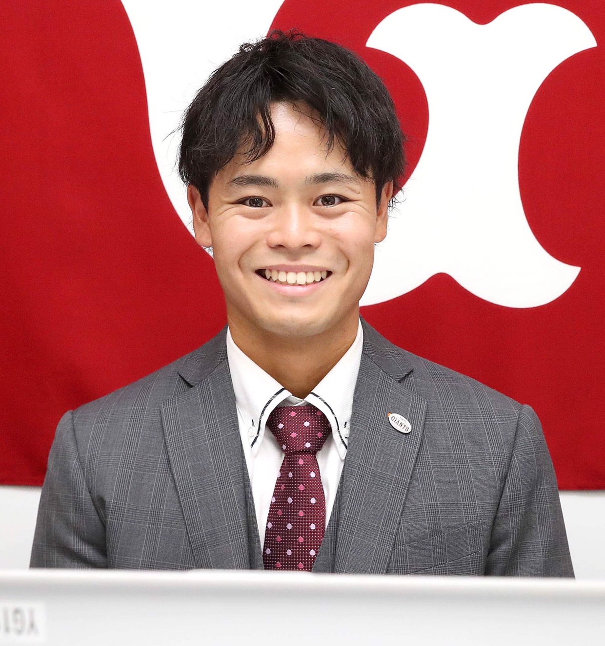 契約更改を行った巨人中山（球団提供）