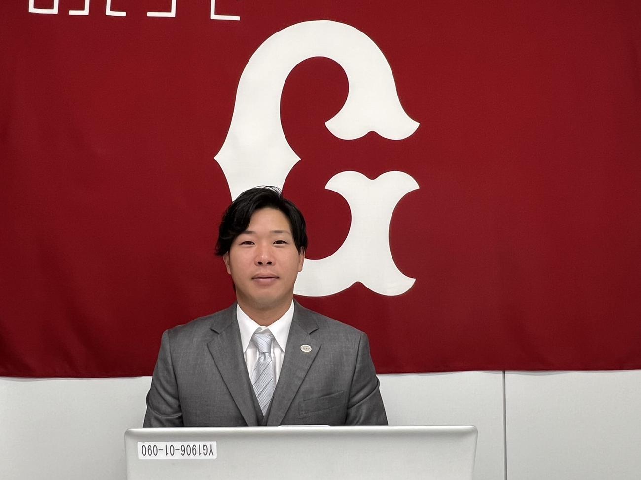 契約更改を行った巨人鍬原（球団提供）