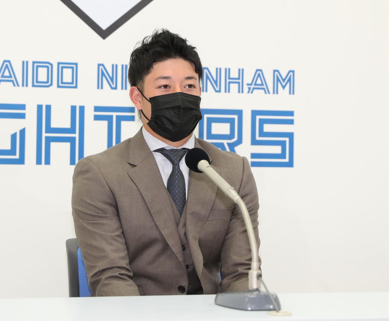 契約更改を終え会見する日本ハム吉田（撮影・黒川智章）