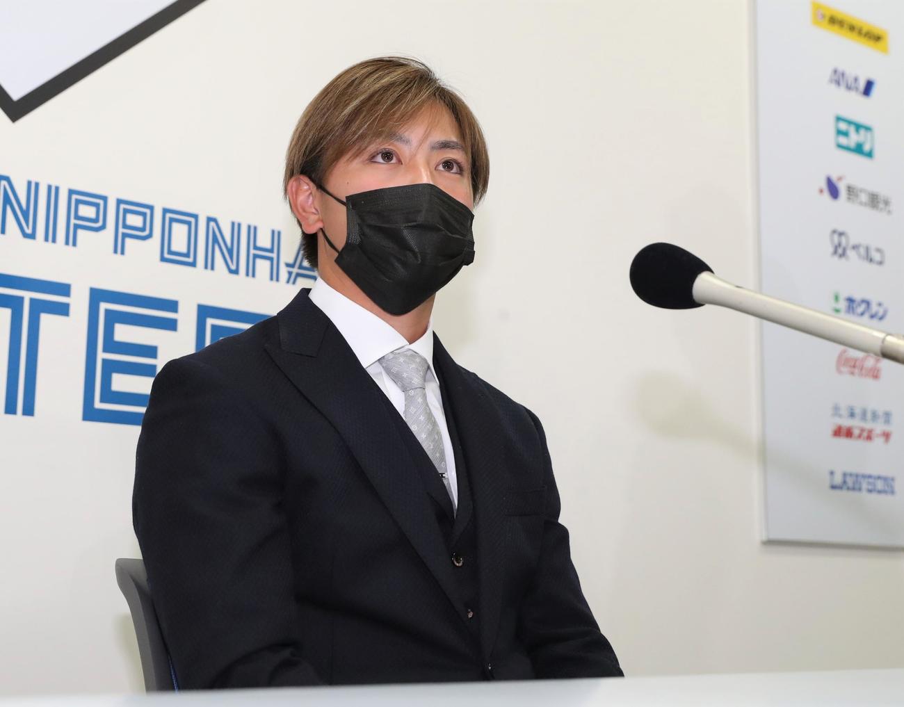 契約更改を終え会見する日本ハム河野（撮影・黒川智章）