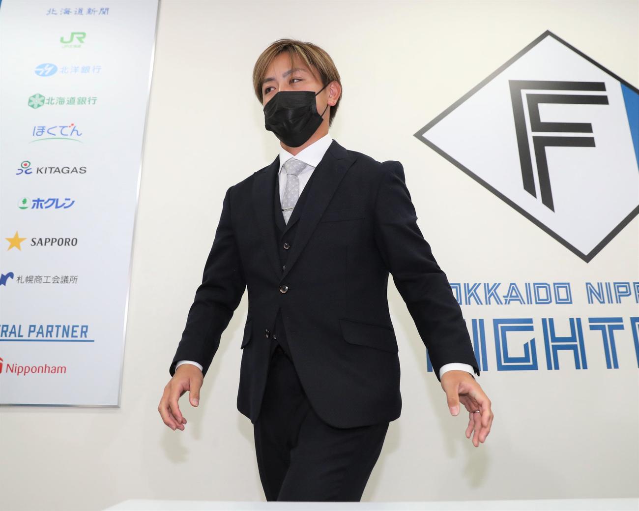 契約更改を終え会見する日本ハム河野（撮影・黒川智章）