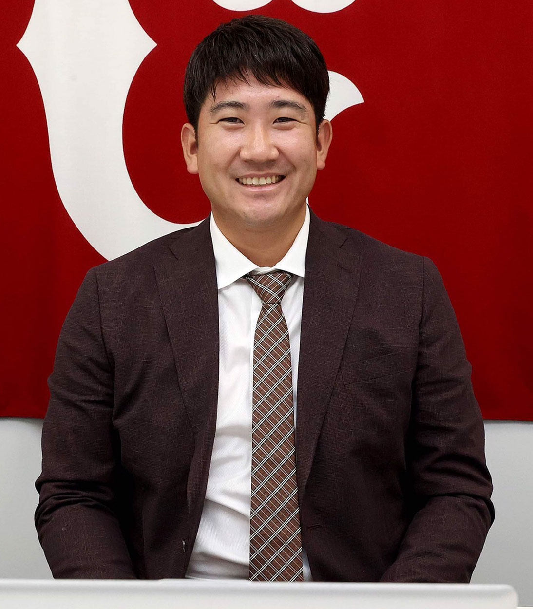 球団と契約更改交渉に臨みサインをした巨人菅野（球団提供）