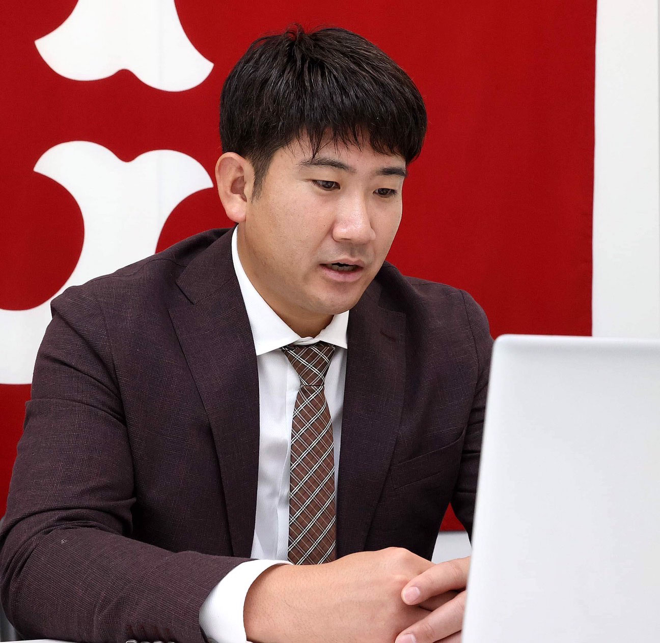 1億円ダウン5億円で契約を更改し、リモート会見で質問に答える巨人菅野（球団提供）