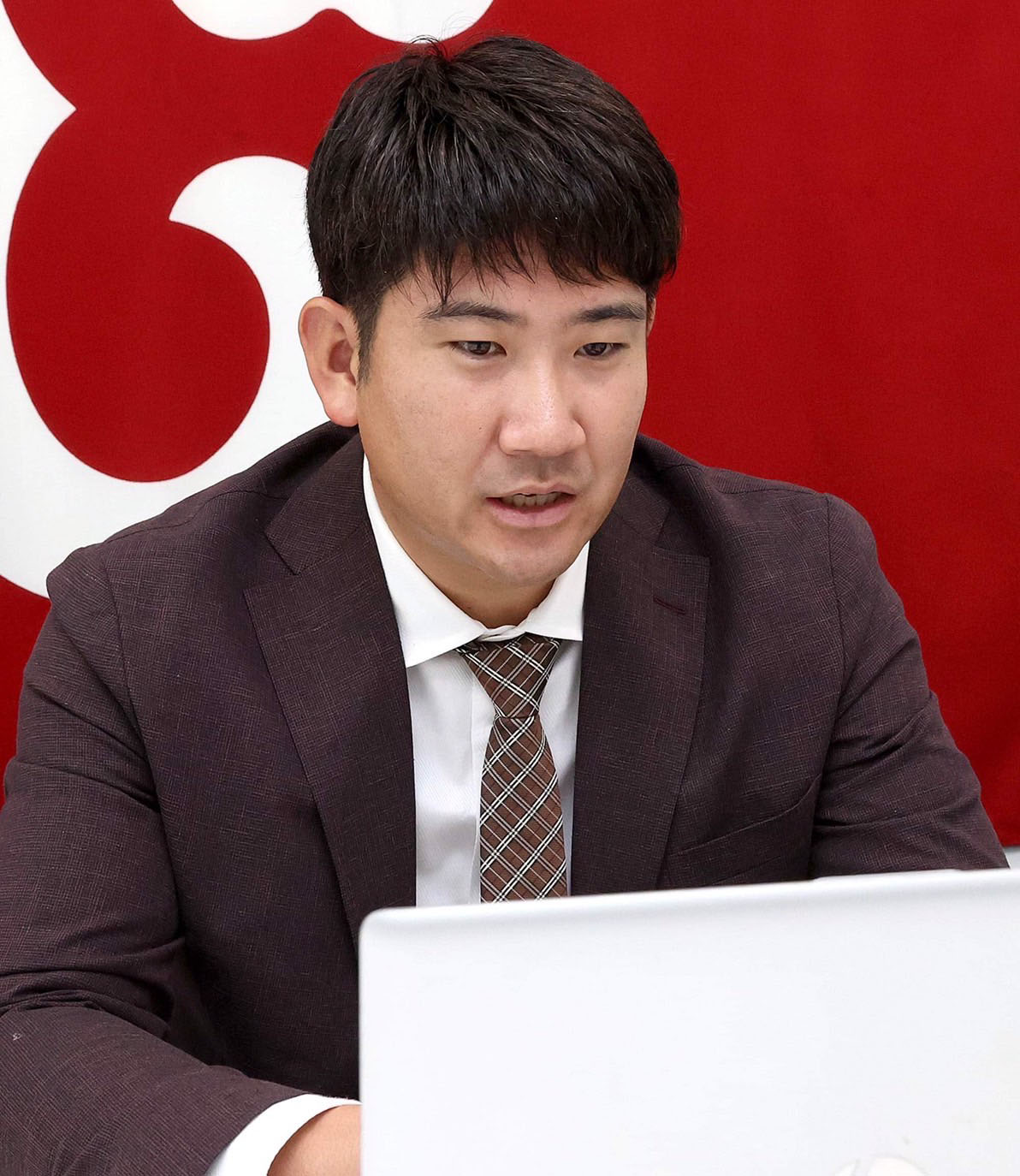 1億円ダウン5億円で契約を更改し、リモート会見で質問に答える巨人菅野（球団提供）