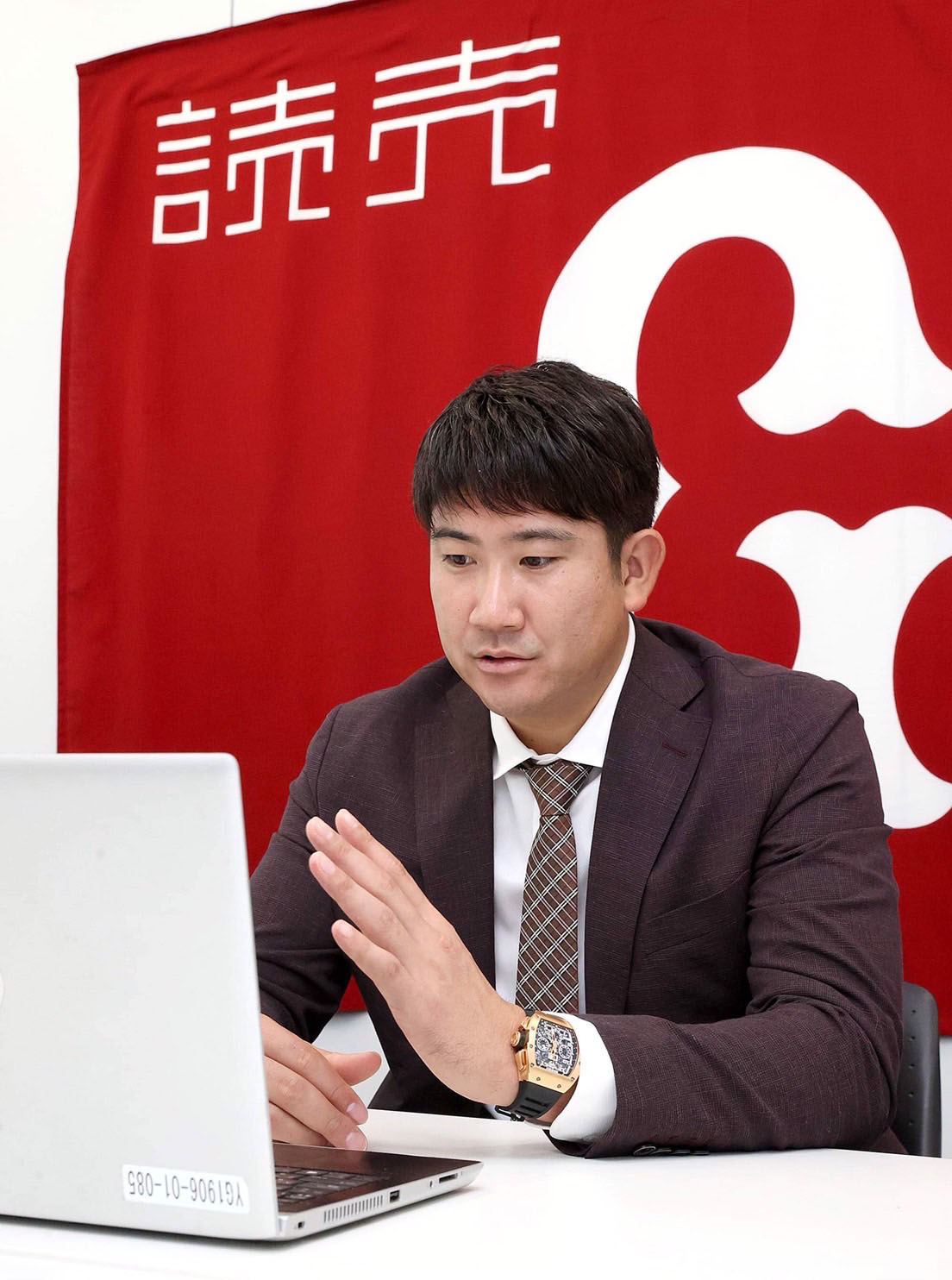 1億円ダウン5億円で契約を更改し、リモート会見で質問に答える巨人菅野（球団提供）