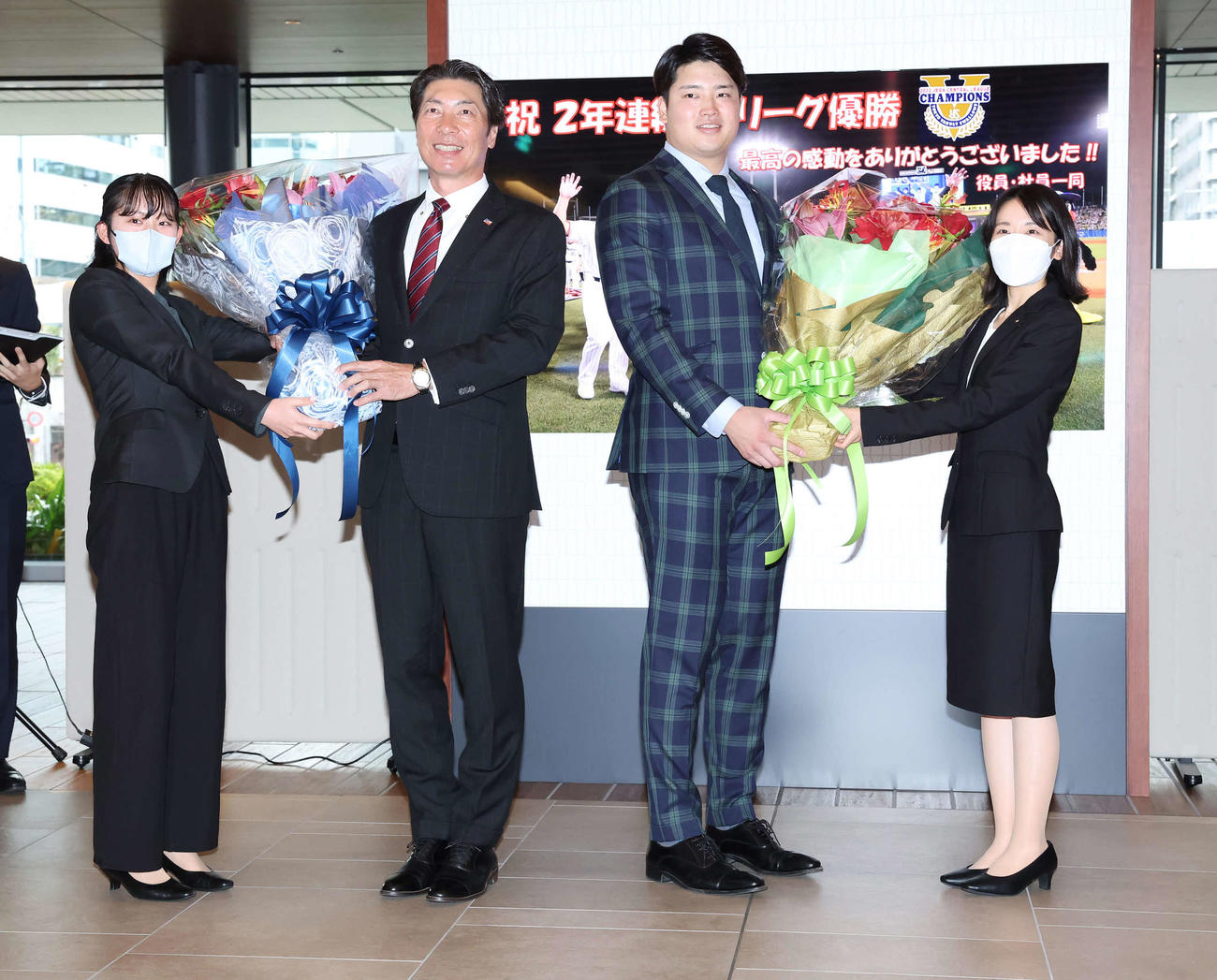 ヤクルト本社を訪問し、花束を受け取る高津監督（中央左）と村上（撮影・丹羽敏通）