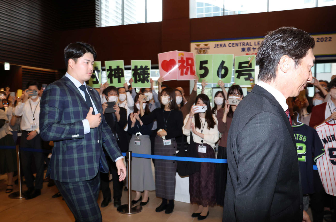 ヤクルト本社を訪問した高津監督（右）と村上（撮影・丹羽敏通）
