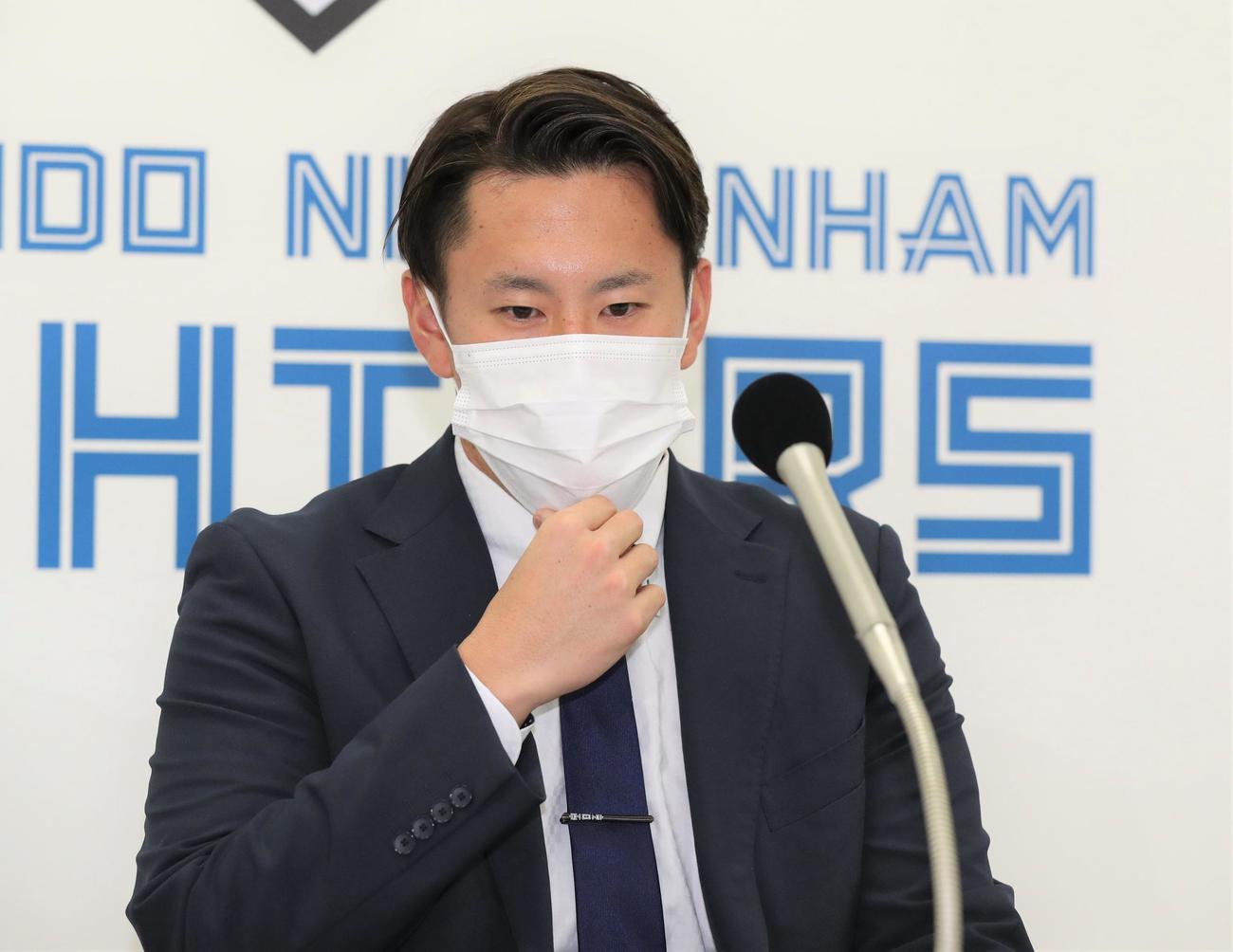 契約更改を終え会見する日本ハム西村（撮影・黒川智章）