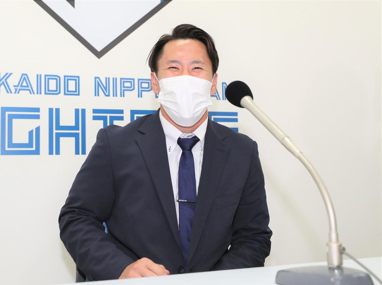契約更改を終え会見する日本ハム西村（撮影・黒川智章）