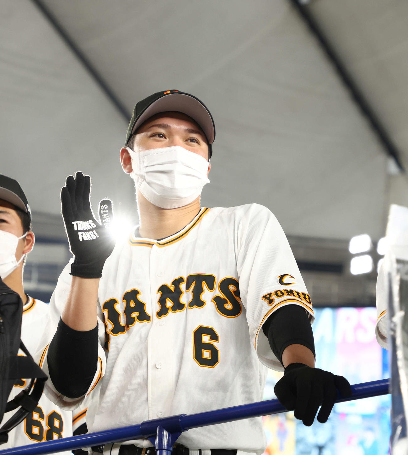 巨人ファン感謝デー　ファンとハイタッチする巨人坂本（2022年11月23日撮影）