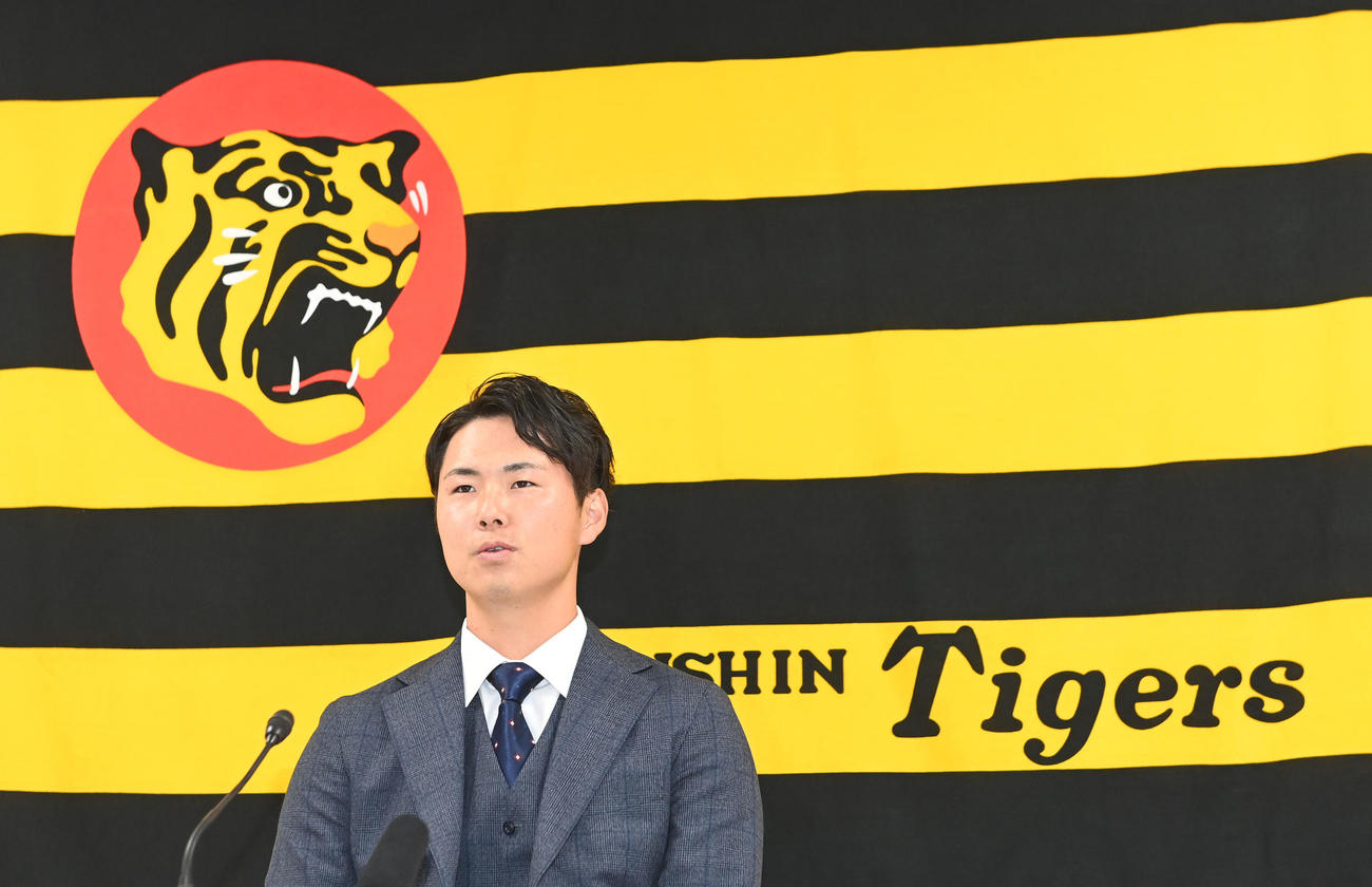 大幅アップで契約更改、会見する浜地（撮影・前岡正明）