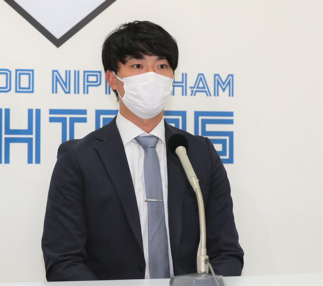契約更改を終え会見する日本ハム石川（撮影・黒川智章）