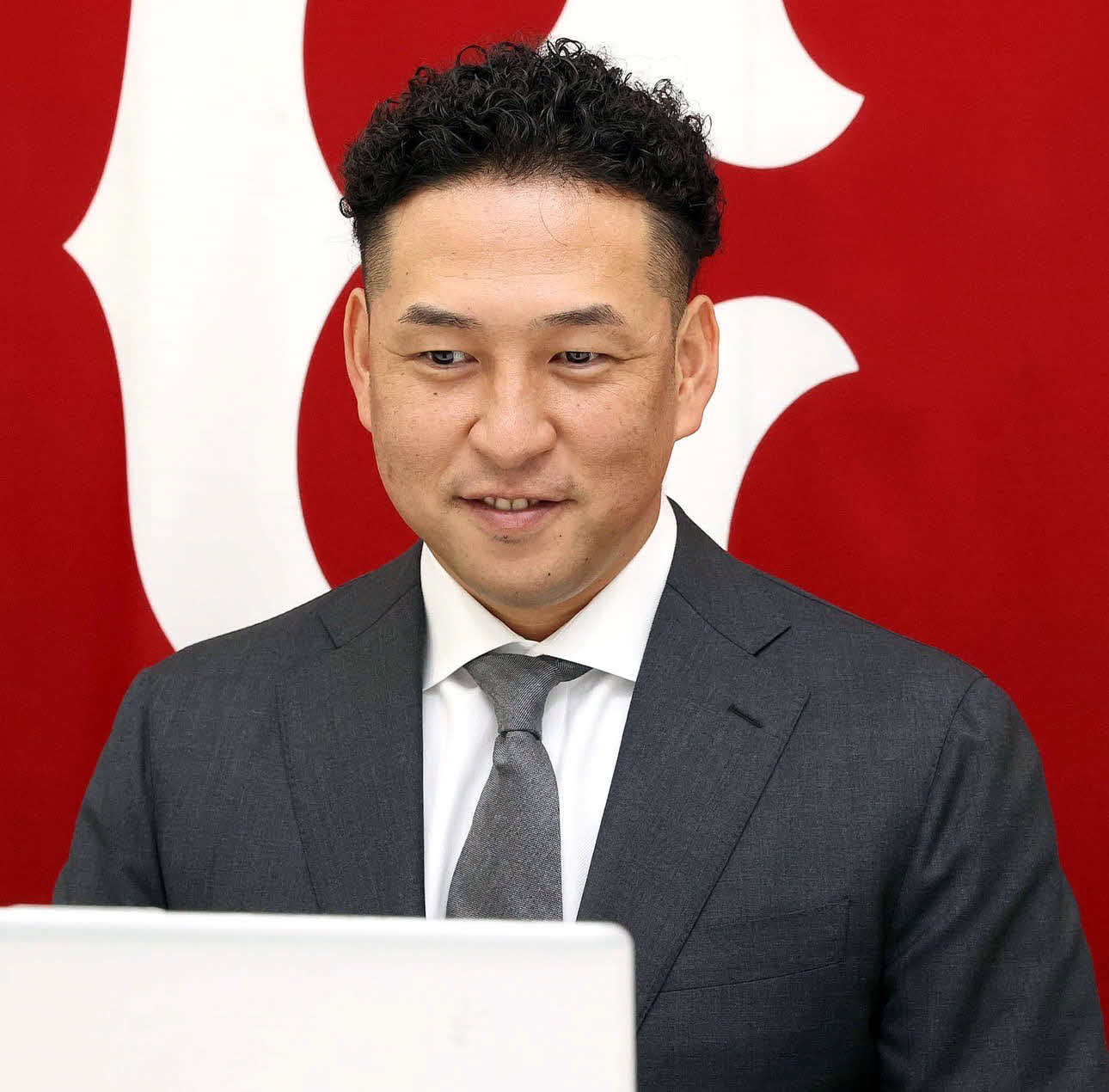球団と契約更改交渉に臨みサインをした巨人中島は、リモート会見で質問に答える（球団提供）