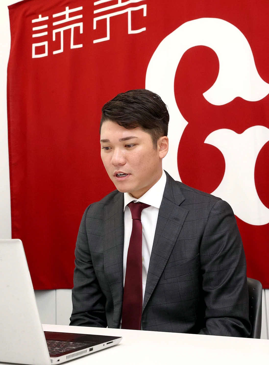 球団と契約更改交渉に臨み現状維持の6億円でサインをした巨人坂本は、リモート会見で記者の質問に答える（球団提供）