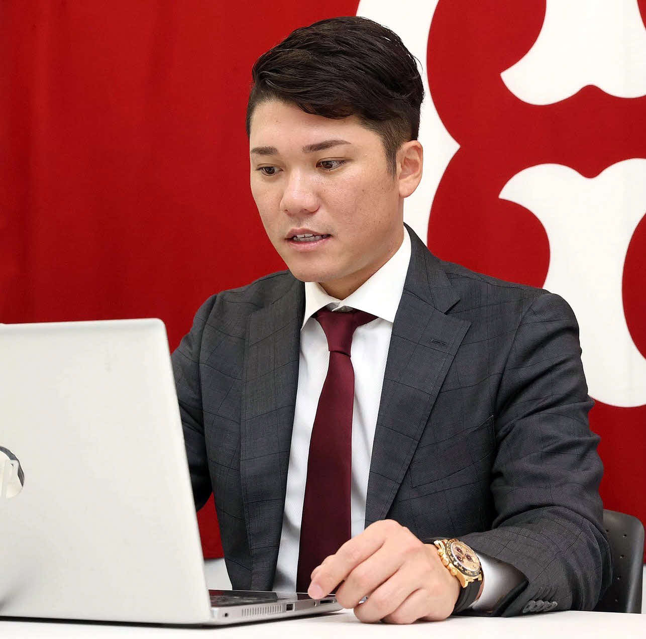 球団と契約更改交渉に臨み現状維持の6億円でサインをした巨人坂本は、リモート会見で記者の質問に答える（球団提供）