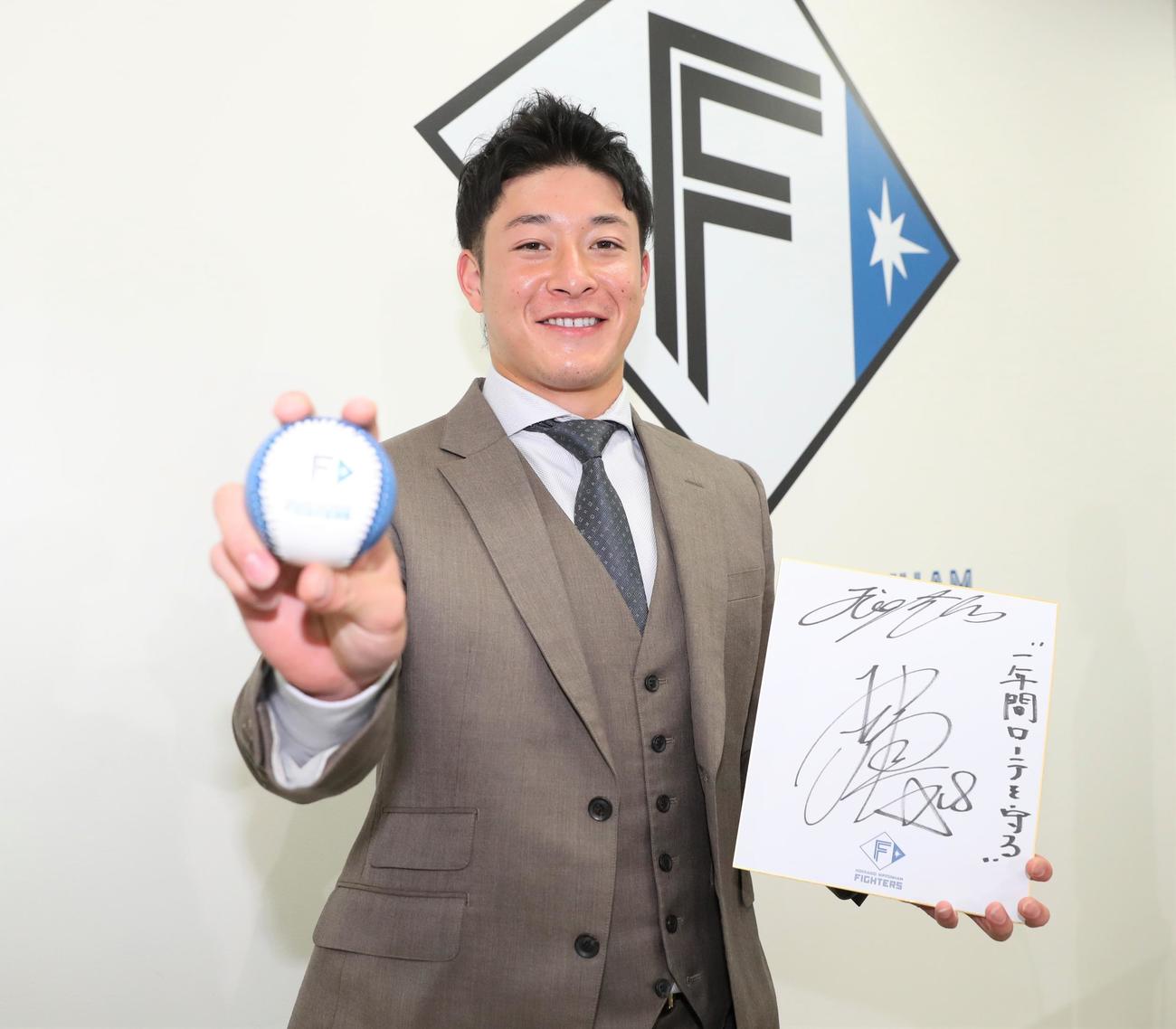 契約更改を終え笑顔でポーズをとる日本ハム吉田（撮影・黒川智章）