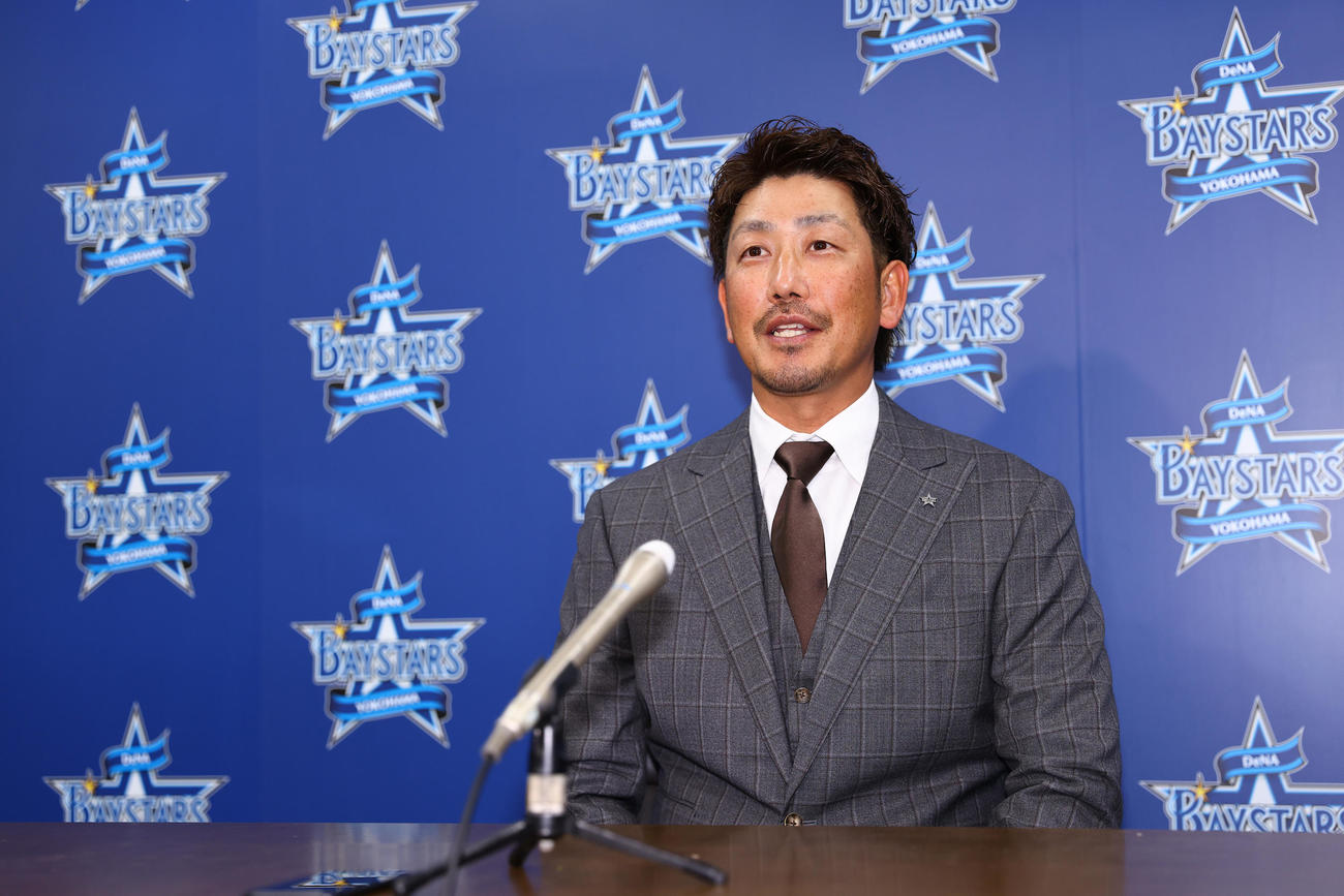 契約更改を終え会見を行うDeNA藤田（撮影・垰建太）