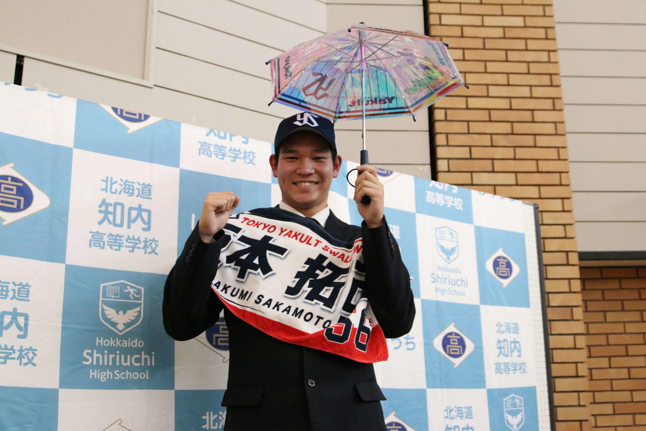 仮契約を結び、ミニチュア傘を手に笑顔をみせるヤクルトのドラフト4位知内・坂本（撮影・山崎純一）
