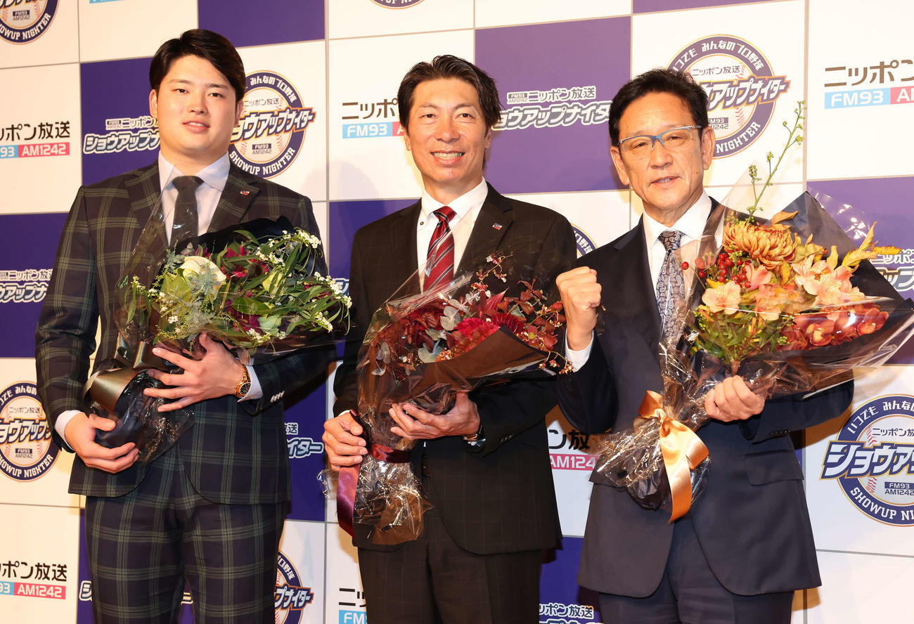 ニッポン放送ショウアップナイターカンファレンス2023で登壇した、左からヤクルト村上、高津監督、侍ジャパン栗山監督（撮影・丹羽敏通）