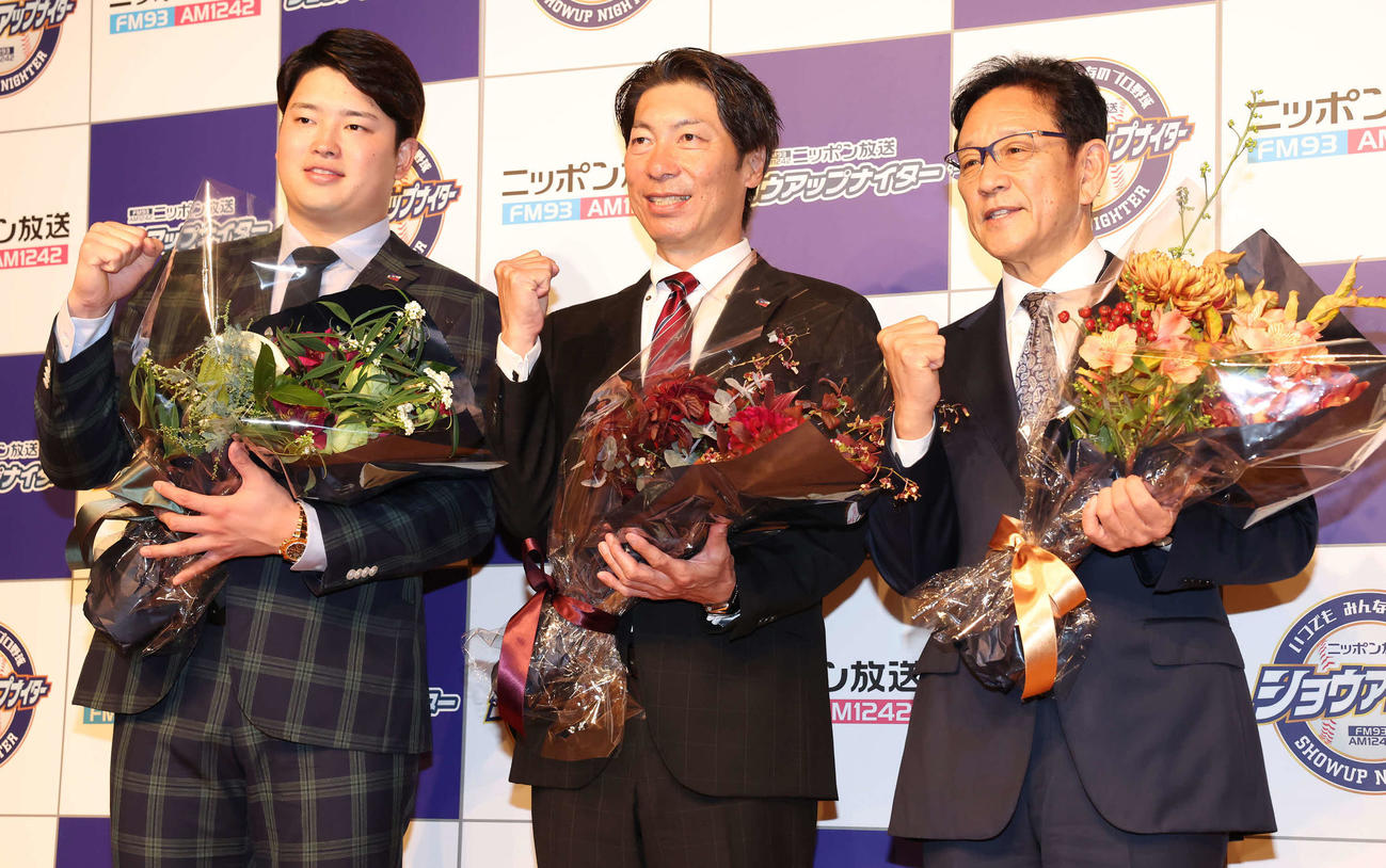 ニッポン放送ショウアップナイターカンファレンス2023で登壇した、左から村上、高津監督、侍ジャパンの栗山監督（撮影・丹羽敏通）