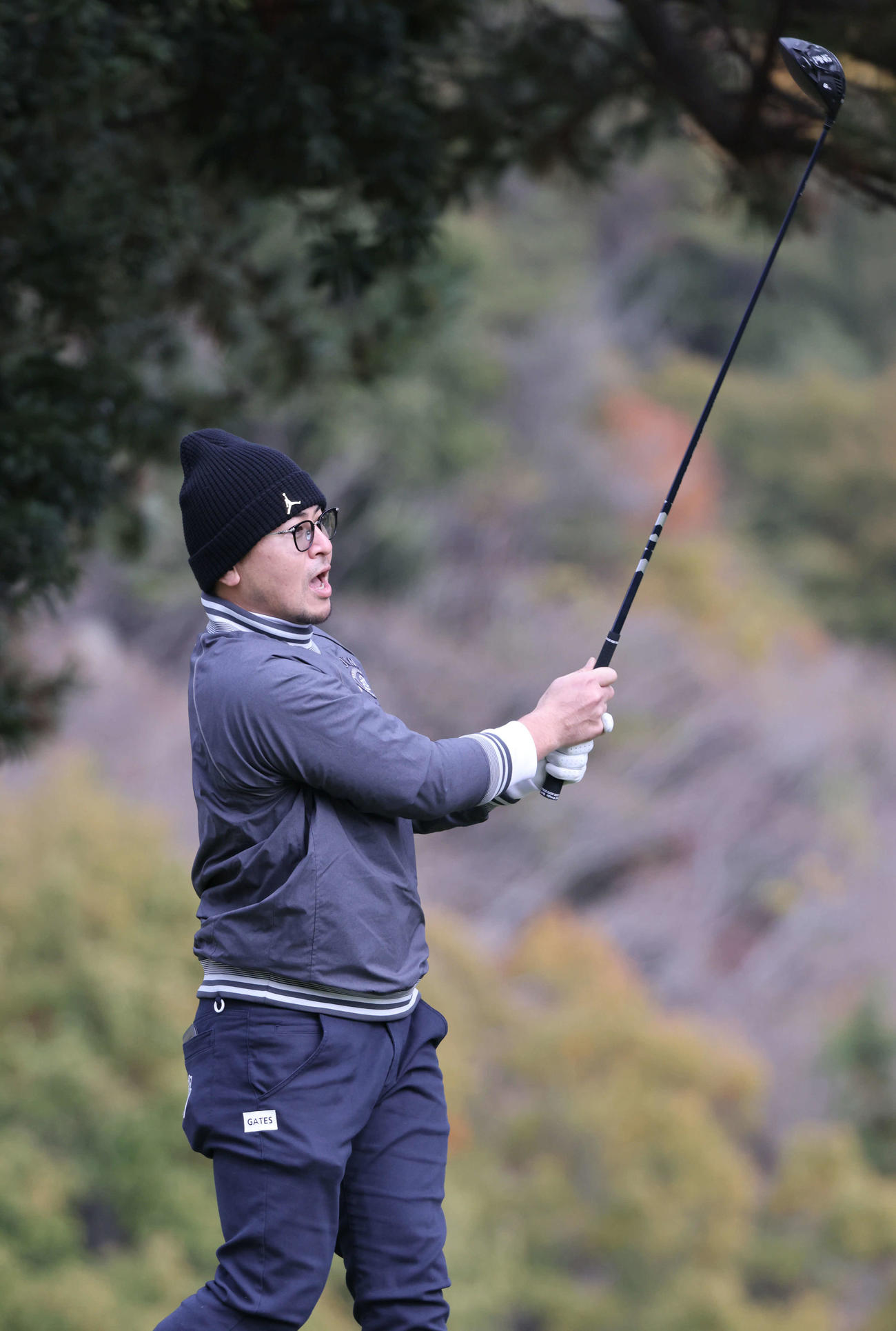 広島バッテリー会ゴルフ　プレーする会沢（撮影・加藤孝規）