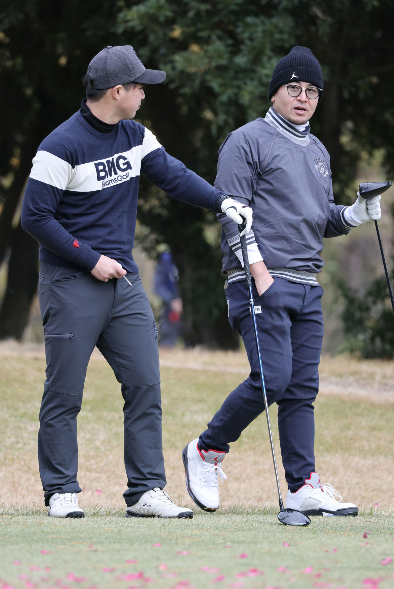 広島バッテリー会ゴルフ　野村と話す会沢（右）（撮影・加藤孝規）