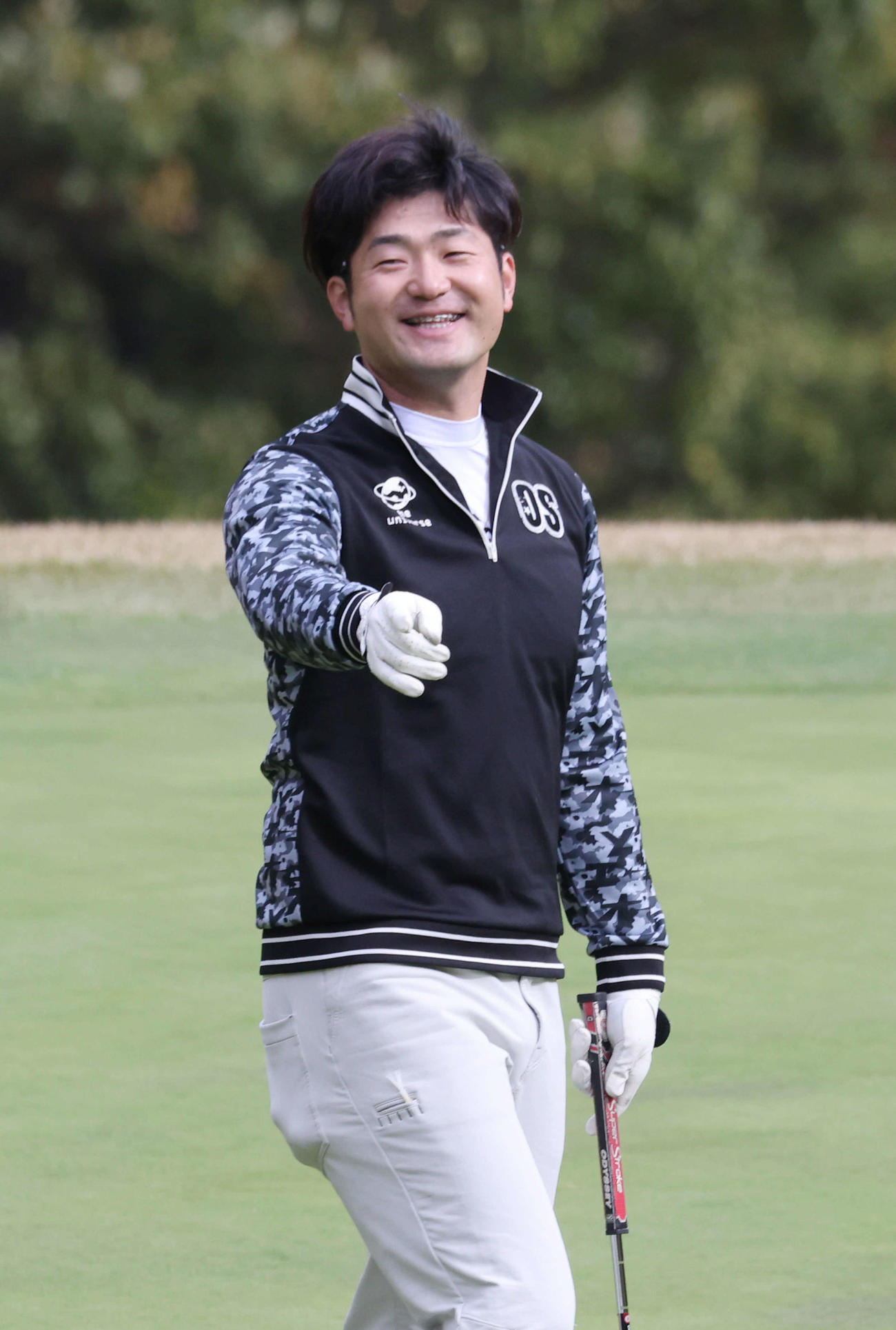広島バッテリー会ゴルフ　プレー中、笑顔をみせる岡田（撮影・加藤孝規）