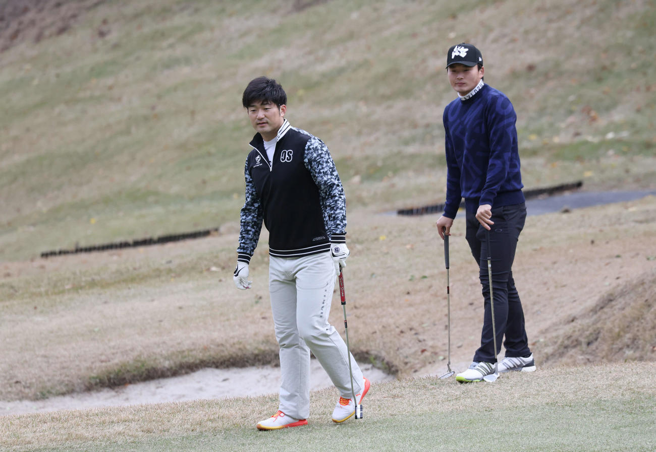 広島バッテリー会ゴルフ　岡田（左）と藤井（撮影・加藤孝規）