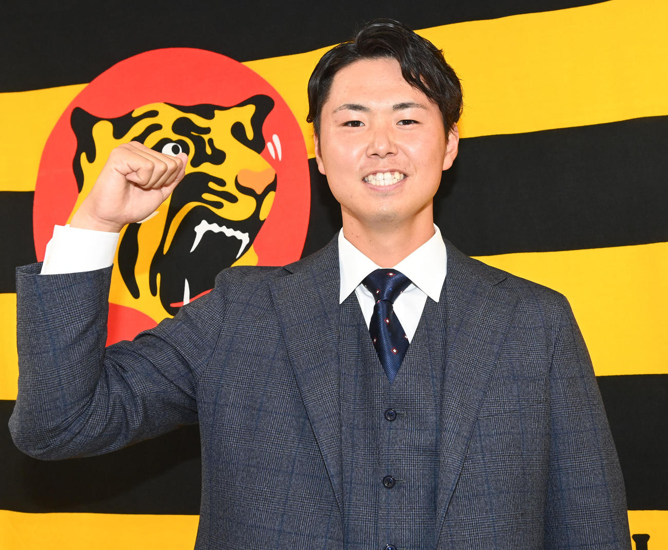 大幅アップを勝ち取りガッツポーズする浜地（撮影・前岡正明）
