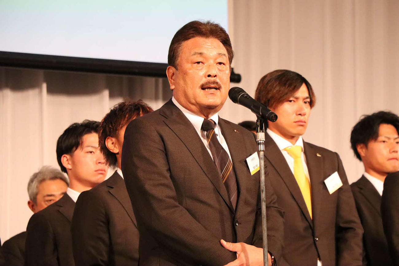 スポンサーパーティーであいさつするソフトバンク藤本監督（球団提供）