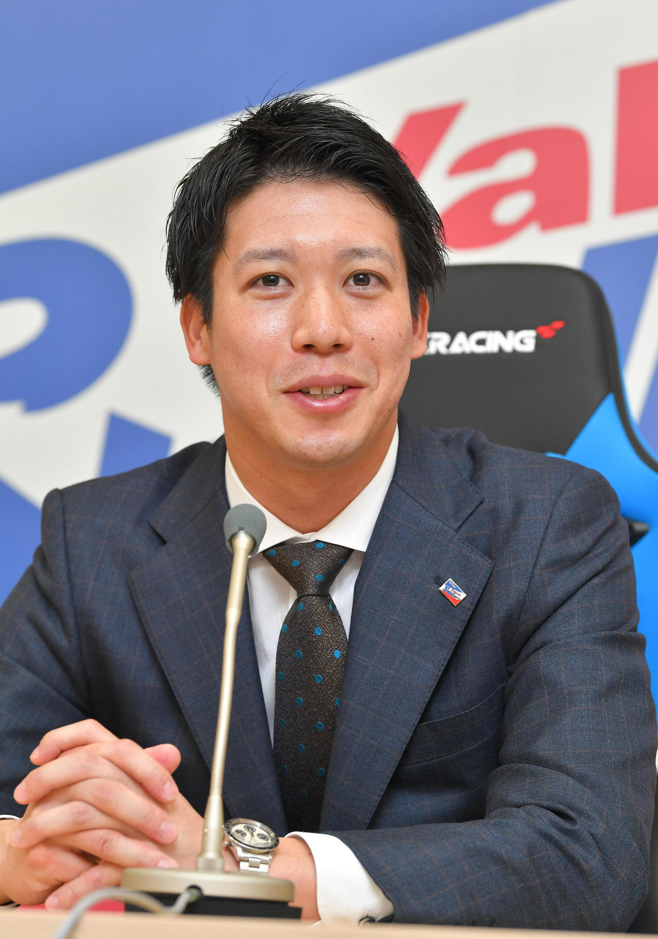 契約を更改した山田哲人は、記者の質問に答える（代表撮影）