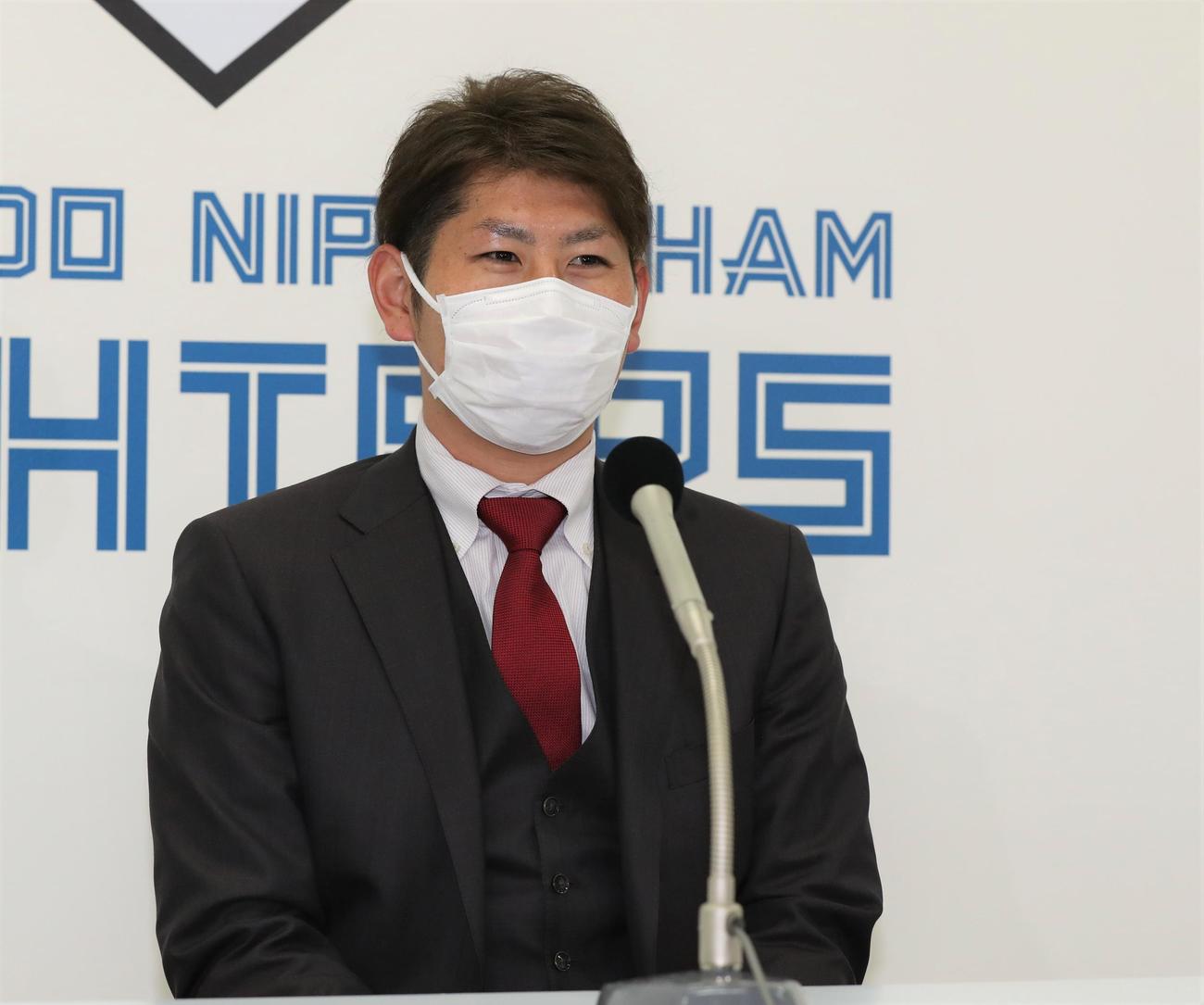 契約更改を終え会見する日本ハム加藤（撮影・黒川智章）