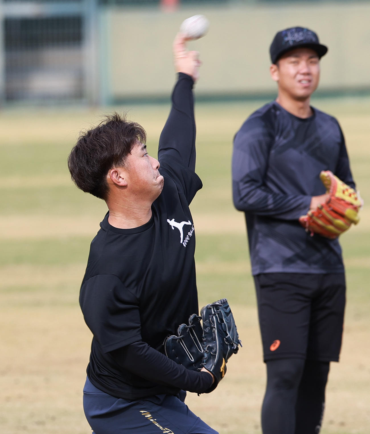 鳴尾浜球場でキャッチボールする桐敷。右は村上（撮影・上山淳一）