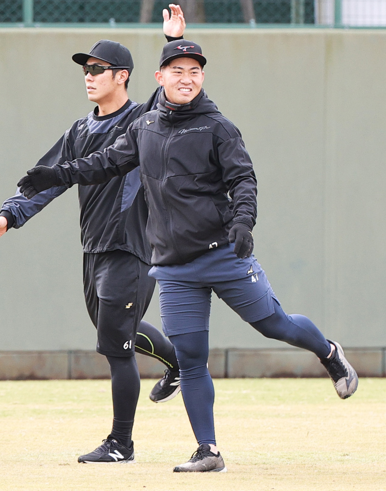 鳴尾浜球場でトレーニングする桐敷。左は豊田（撮影・上山淳一）