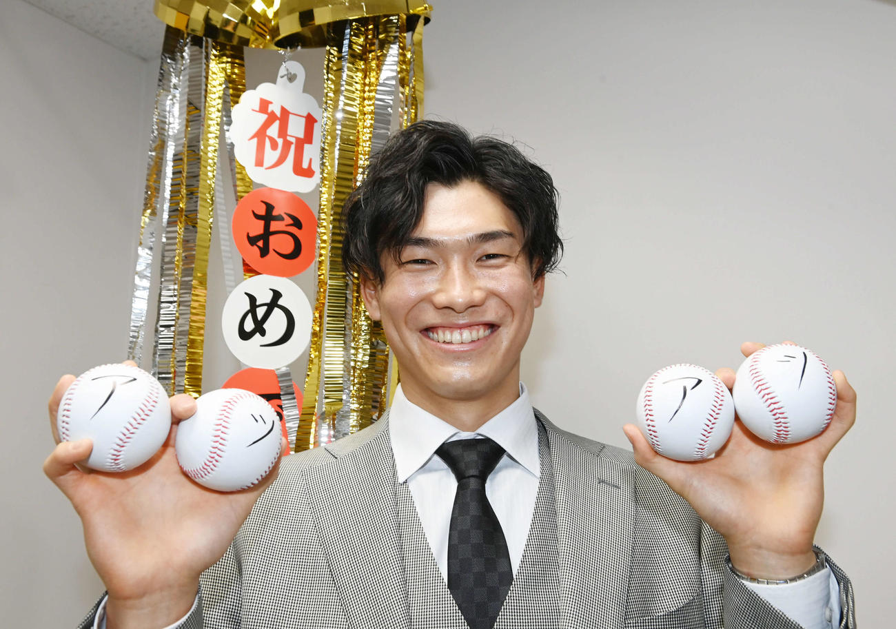 大幅アップで契約更改し笑顔を見せる阪神湯浅（撮影・前岡正明）