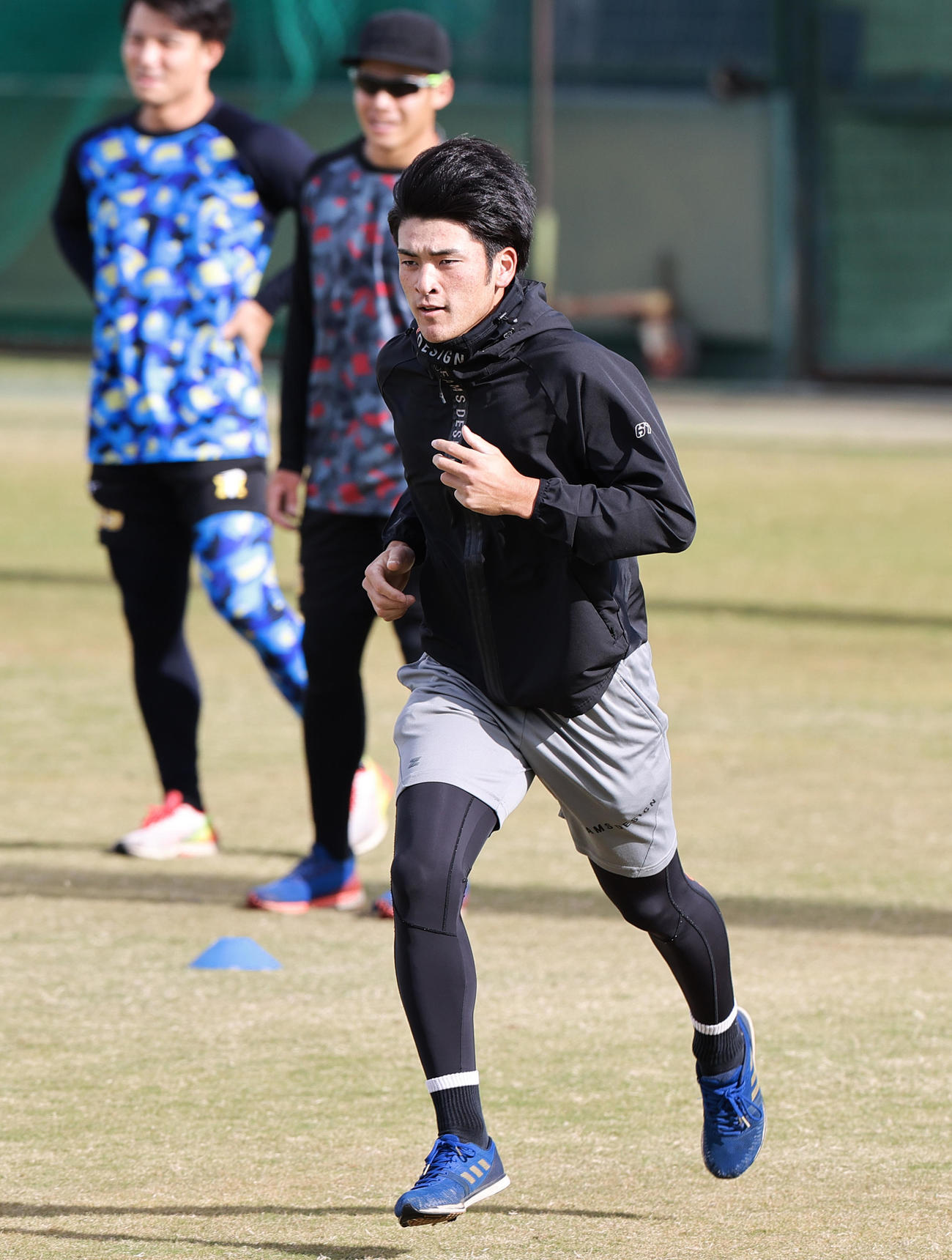 ランニングする高寺（撮影・上山淳一）