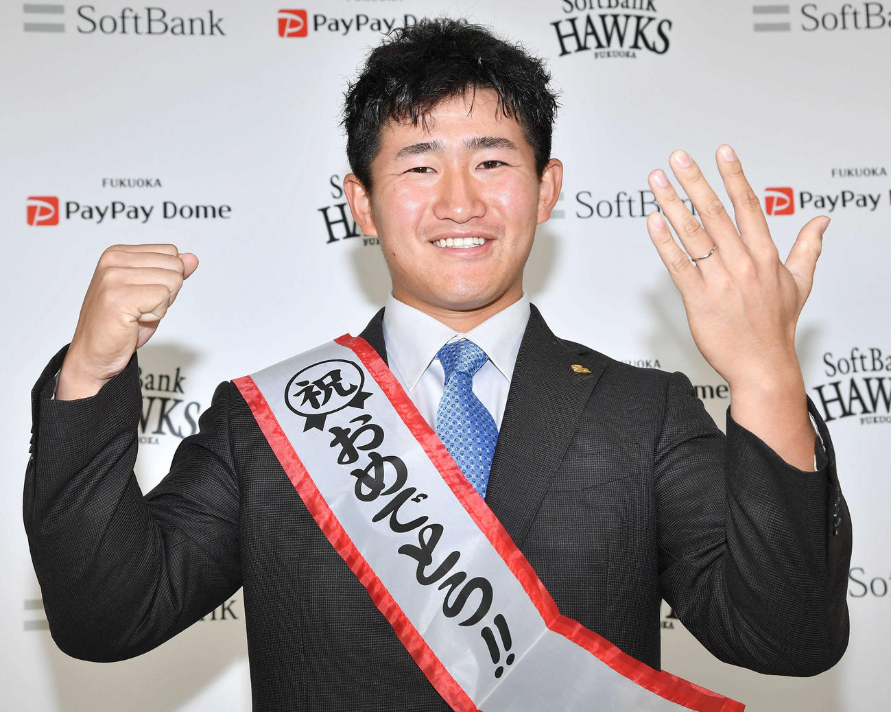 契約更改を終えた新婚の野村大は、左手薬指の指輪を見せながら笑顔を見せる（撮影・岩下翔太）