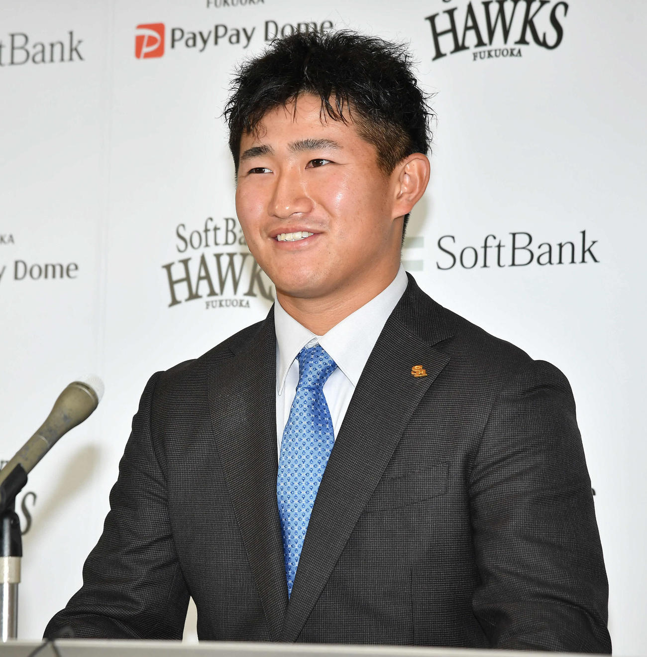 契約更改を終え、笑顔で会見を行う野村大（撮影・岩下翔太）