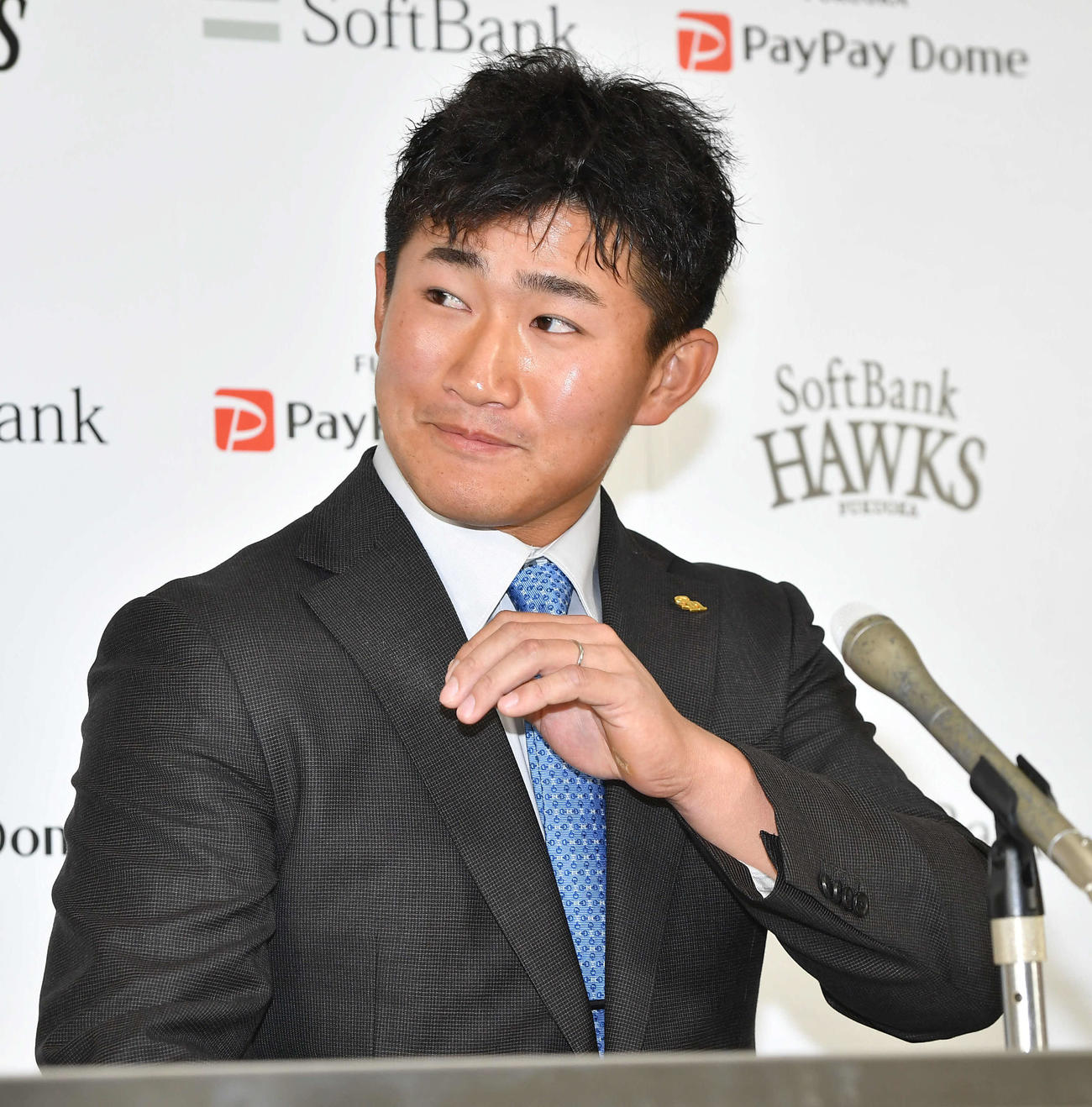 契約更改を終えた新婚の野村大は、左手の薬指に指輪を輝かせて会見を行った（撮影・岩下翔太）