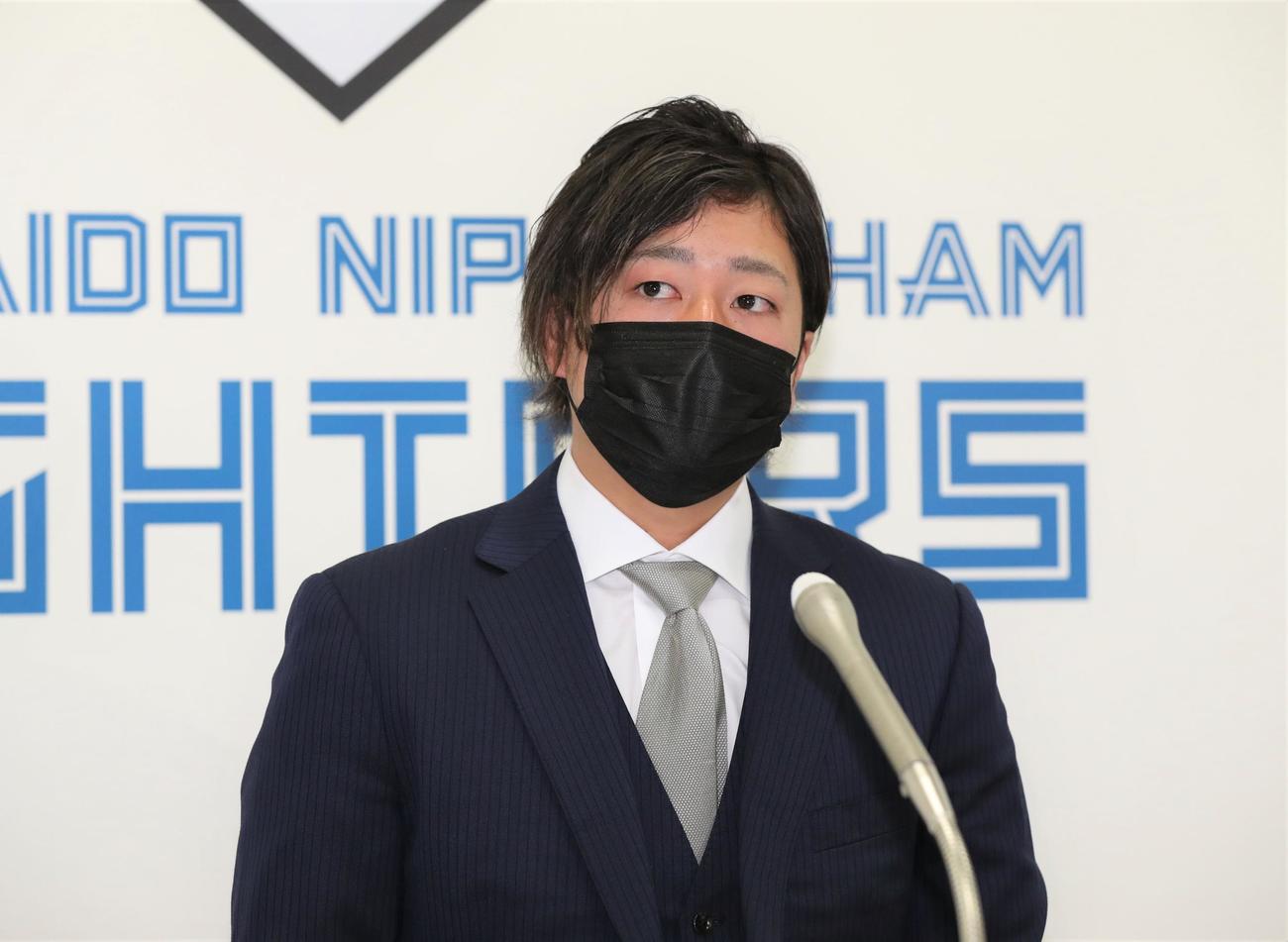 契約更改を終え会見する日本ハム堀（撮影・黒川智章）