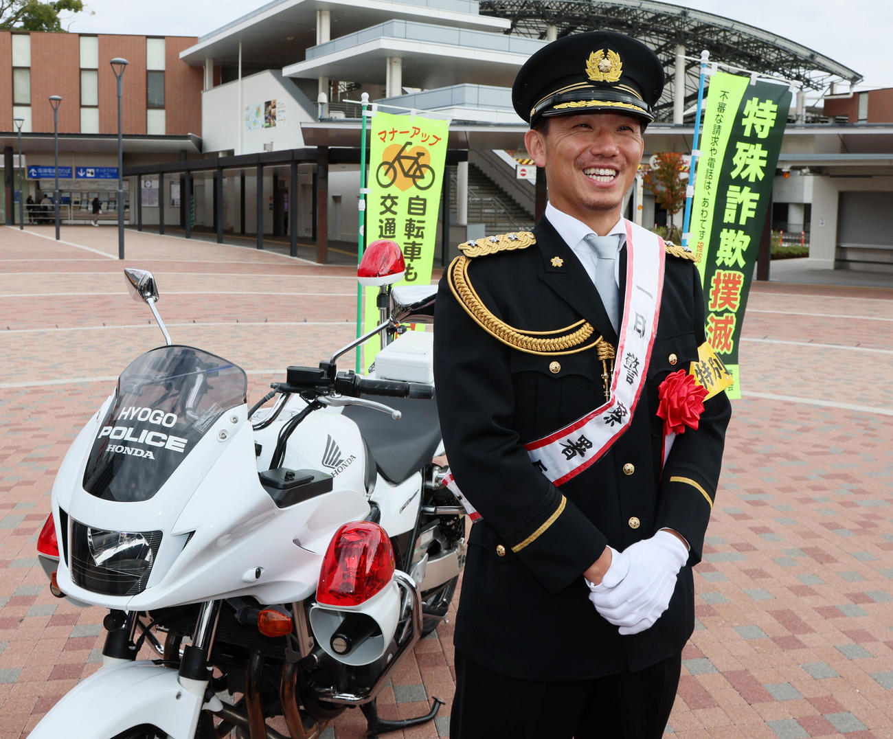 甲子園警察署の「年末特別警戒発隊式」で一日警察署長を務め白バイを背に笑顔を見せる伊藤将（撮影・加藤哉）