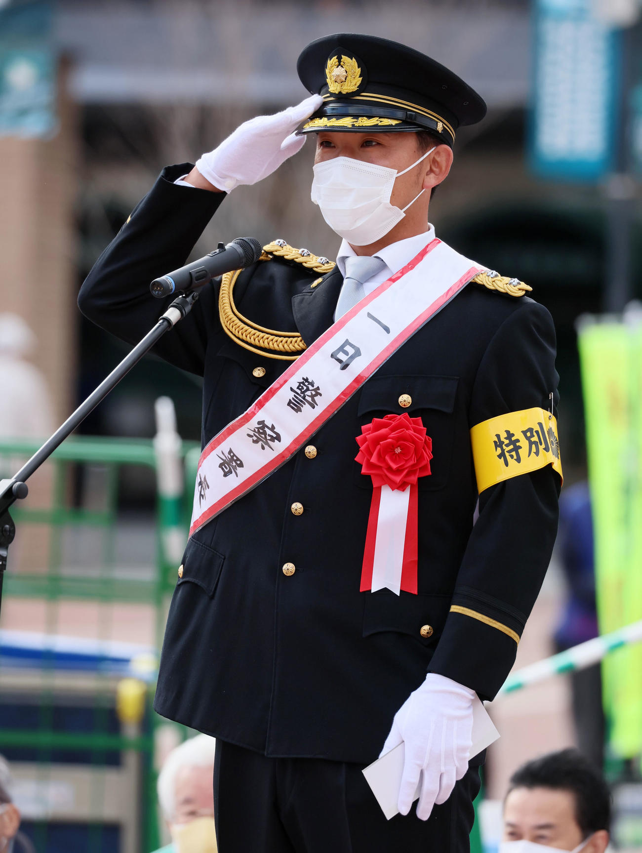甲子園警察署の「年末特別警戒発隊式」で一日警察署長を務め隊員を前に敬礼する伊藤将（撮影・加藤哉）